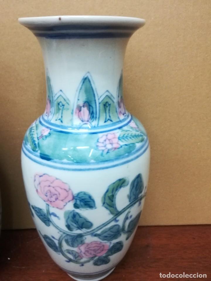 Antig&uuml;edades: Pareja de jarrones de porcelana - Foto 4
