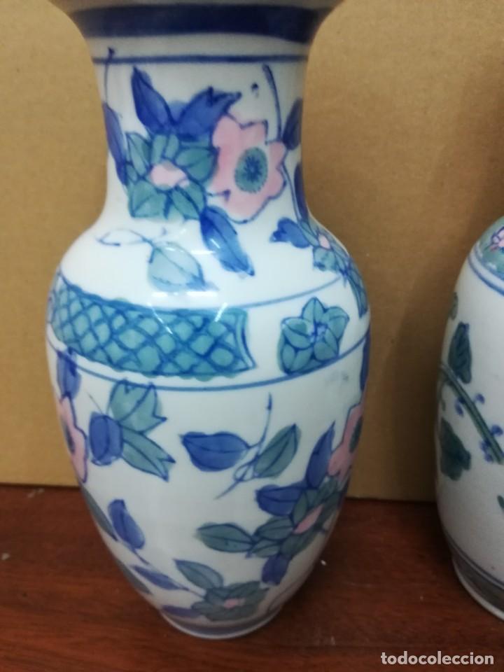 Antig&uuml;edades: Pareja de jarrones de porcelana - Foto 5