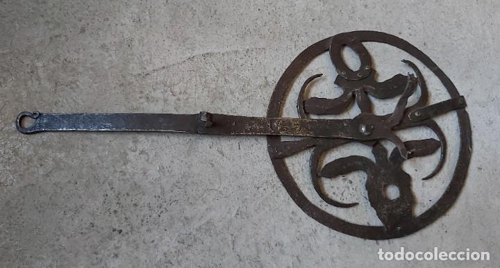 Antig&uuml;edades: Tr&eacute;bedes de forja, mide 54 cms de largo y 27 cms de di&aacute;metro - Foto 2