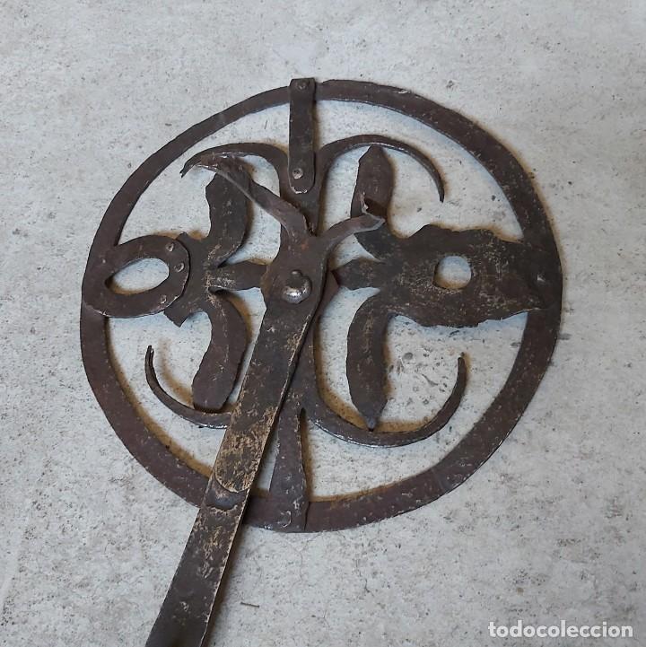 Antig&uuml;edades: Tr&eacute;bedes de forja, mide 54 cms de largo y 27 cms de di&aacute;metro - Foto 3