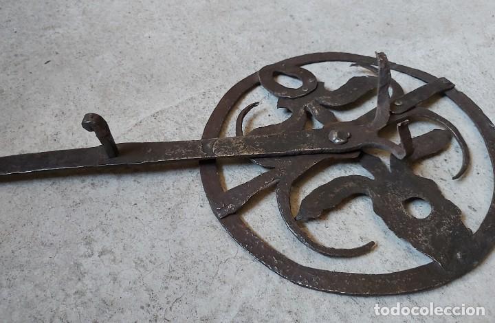 Antig&uuml;edades: Tr&eacute;bedes de forja, mide 54 cms de largo y 27 cms de di&aacute;metro - Foto 4