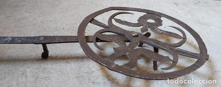 Antig&uuml;edades: Tr&eacute;bedes de forja, mide 54 cms de largo y 27 cms de di&aacute;metro - Foto 5
