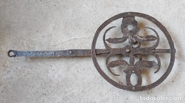 Antig&uuml;edades: Tr&eacute;bedes de forja, mide 54 cms de largo y 27 cms de di&aacute;metro - Foto 1
