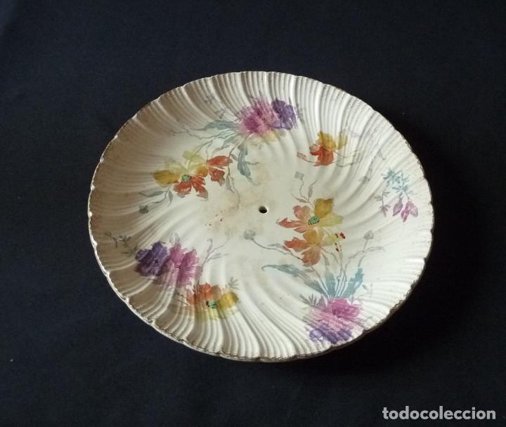 Antig&uuml;edades: Plato con decoracion floral multicolor. - Foto 1