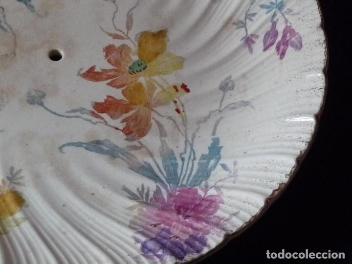 Antig&uuml;edades: Plato con decoracion floral multicolor. - Foto 2