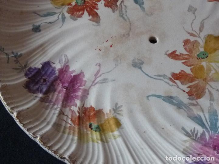 Antig&uuml;edades: Plato con decoracion floral multicolor. - Foto 3