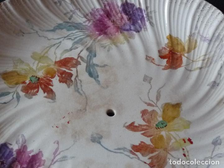 Antig&uuml;edades: Plato con decoracion floral multicolor. - Foto 4