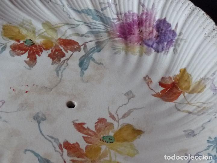 Antig&uuml;edades: Plato con decoracion floral multicolor. - Foto 9