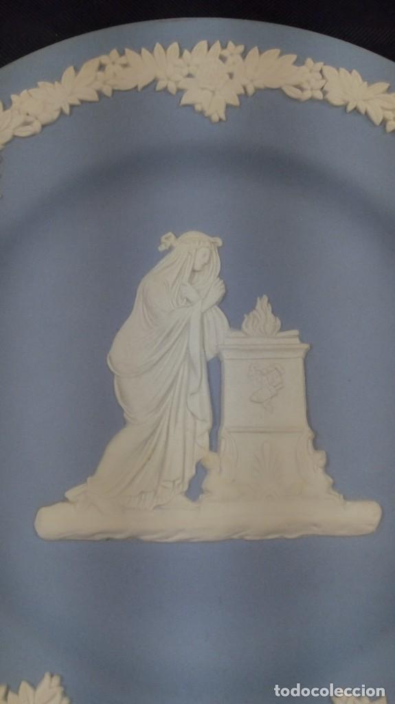 Antig&uuml;edades: PLATO ORNAMENTAL EN PORCELANA WEDGWOOD AZUL. MARCAS EN LA BASE. INGLATERRA. MITAD S. XX.