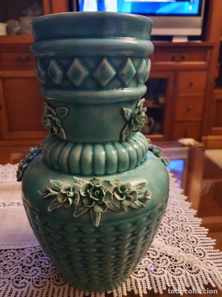 Antig&uuml;edades: Antiguo jarron o florero de manises - Foto 1