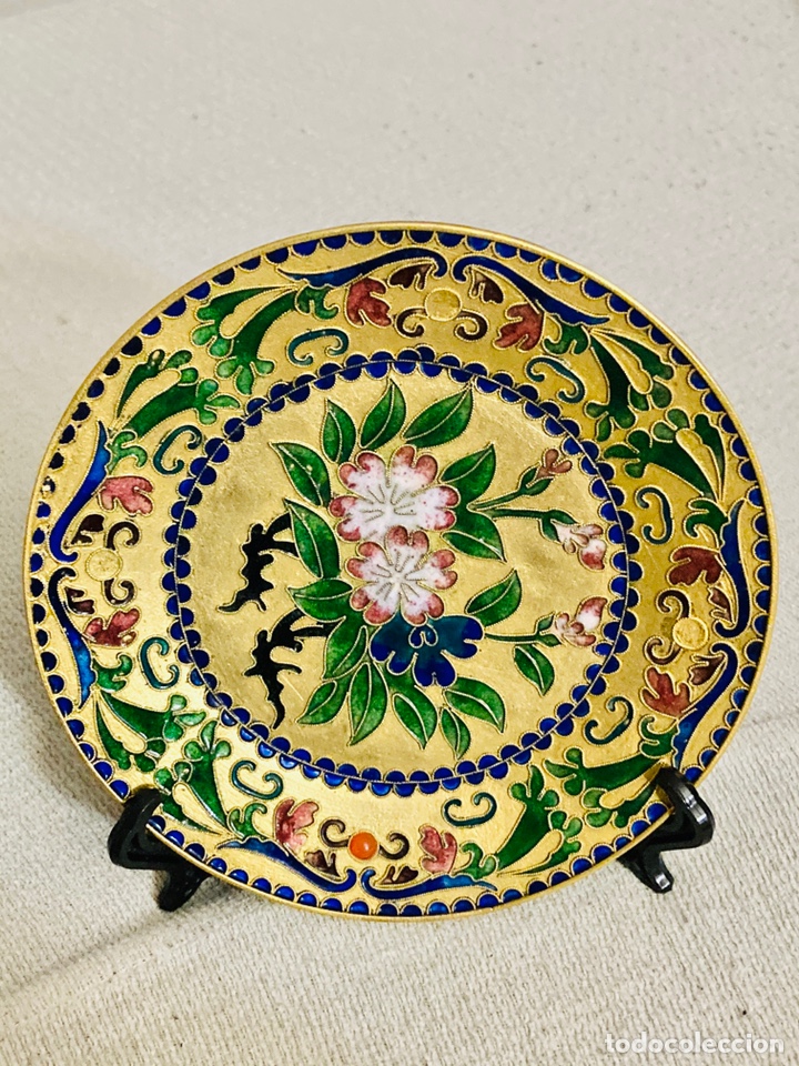 Antig&uuml;edades: Plato met&aacute;lico esmaltado t&eacute;cnica cloison&eacute;