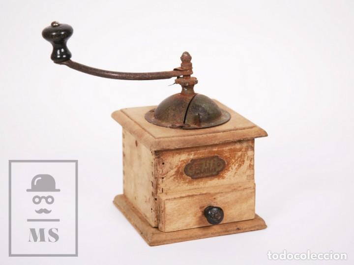 Oggetti Antichi: Antiguo Molinillo de Caf&eacute; Elma - Madera y Metal - Medidas 20 x 13 x 19,5 cm