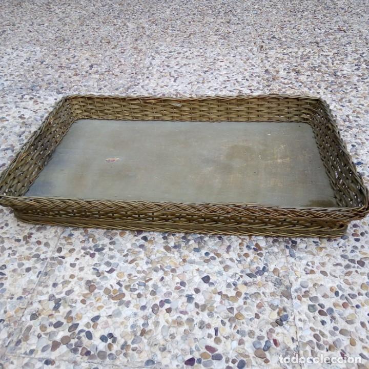 Antig&uuml;edades: Bandeja de mimbre - Foto 1
