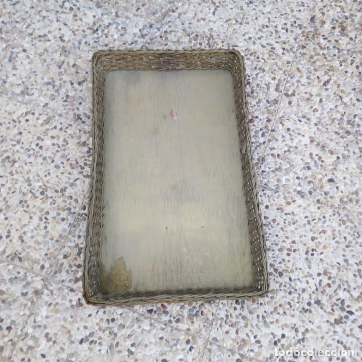 Antig&uuml;edades: Bandeja de mimbre - Foto 3