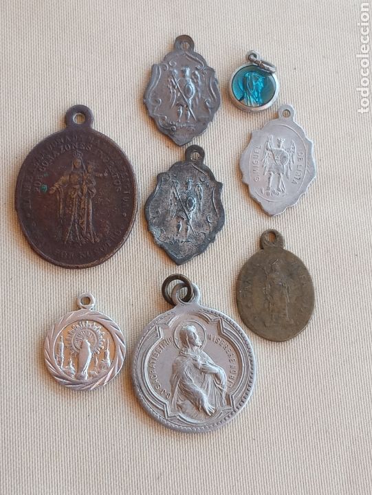 Antig&uuml;edades: **LOTE DE 8 MEDALLITAS RELIGIOSAS** - Foto 1