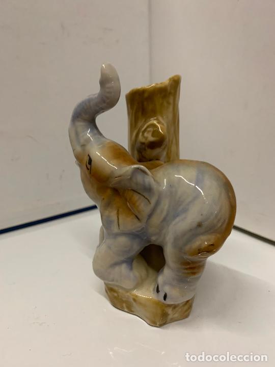Antiquit&eacute;s: Encantador jarron peque&ntilde;o con elefante en porcelana. mide aprox 10cms altura. Ver fotos..