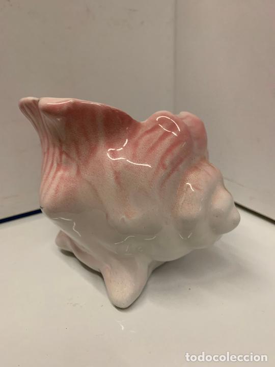 Antiquit&eacute;s: Encantador jarron peque&ntilde;o con caracola en porcelana o ceramica. mide aprox 13cms ancho x 8cm alto.