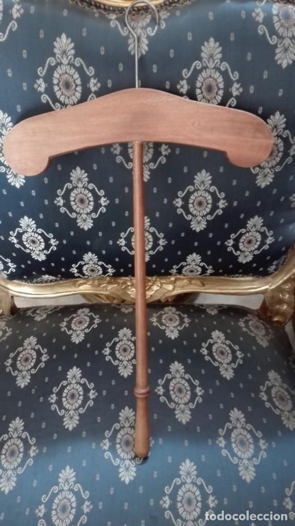 Antig&uuml;edades: Percha con mango d&eacute;cada de los 60 m&aacute;s o menos - Foto 1