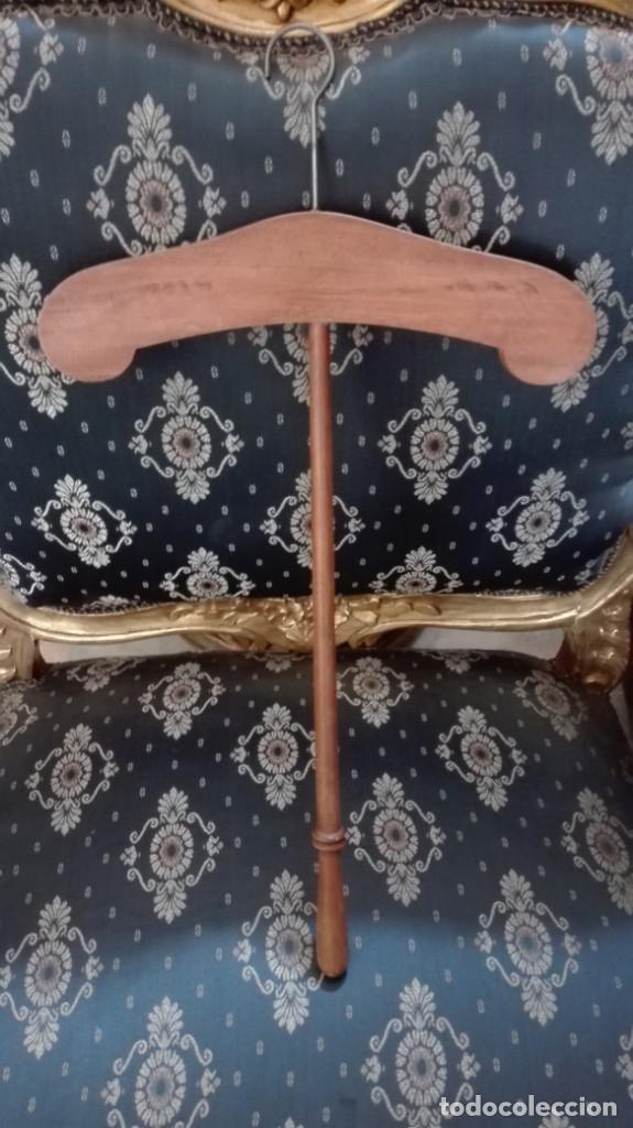 Antig&uuml;edades: Percha con mango d&eacute;cada de los 60 m&aacute;s o menos - Foto 3
