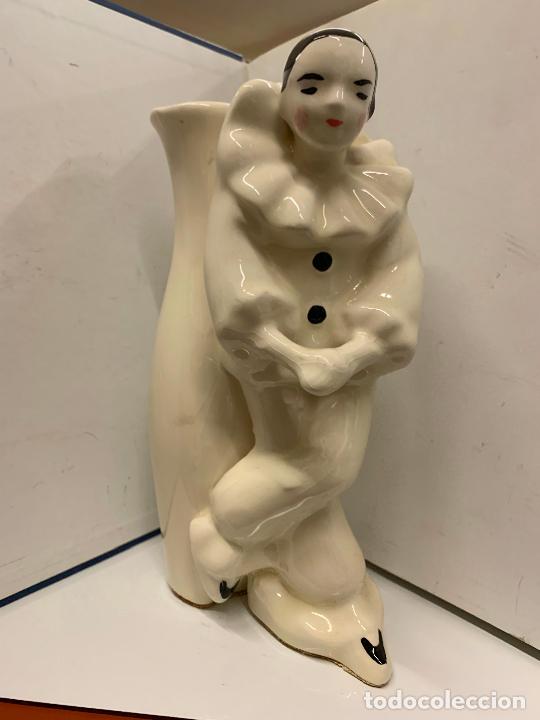 Antiques: Encantador jarron con pierrot o arlequin, en porcelana o ceramica . Mide aprox 21cms de altura
