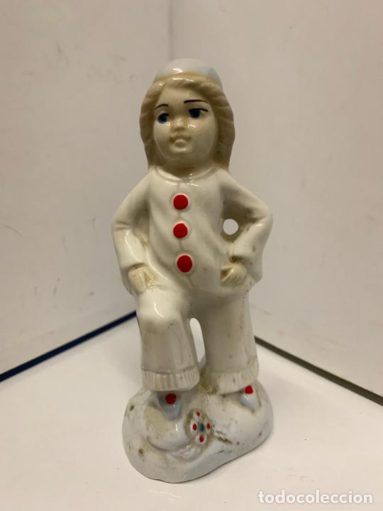 Antiquit&eacute;s: Encantador pierrot o arlequin, en porcelana o ceramica . Mide aprox 12cms de altura