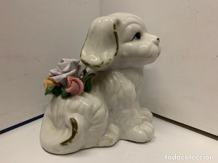 Antiquit&eacute;s: Encantador perro con flores, perrito, en porcelana o ceramica . Mide aprox 10cms de altura