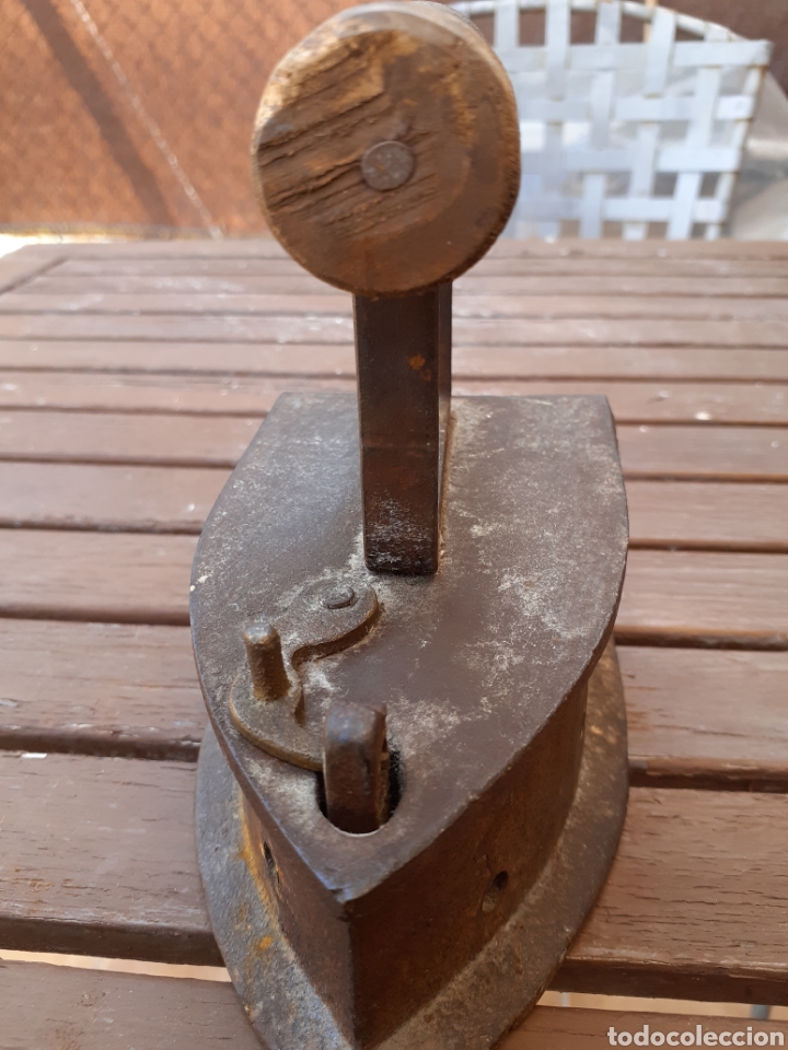 Antig&uuml;edades: Antigua plancha de hierro con mango de madera. - Foto 5