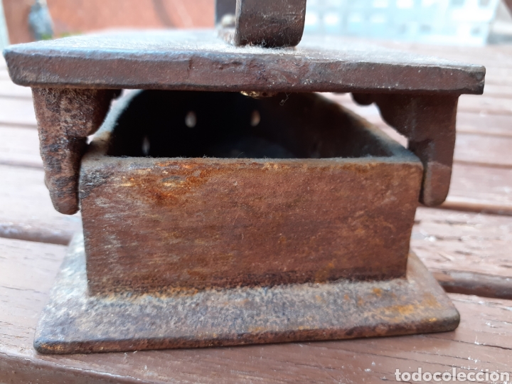 Antig&uuml;edades: Antigua plancha de hierro con mango de madera. - Foto 6