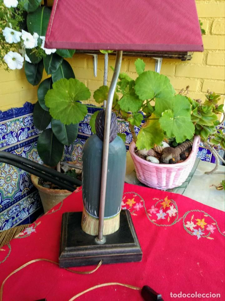 Antig&uuml;edades: L&aacute;mpara con figura de misionero de madera - Foto 4