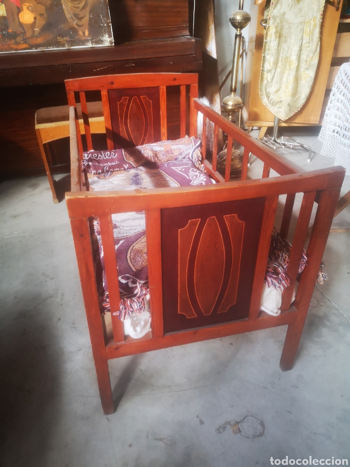 Antig&uuml;edades: Antigua cuna de madera con marqueter&iacute;a - Foto 2