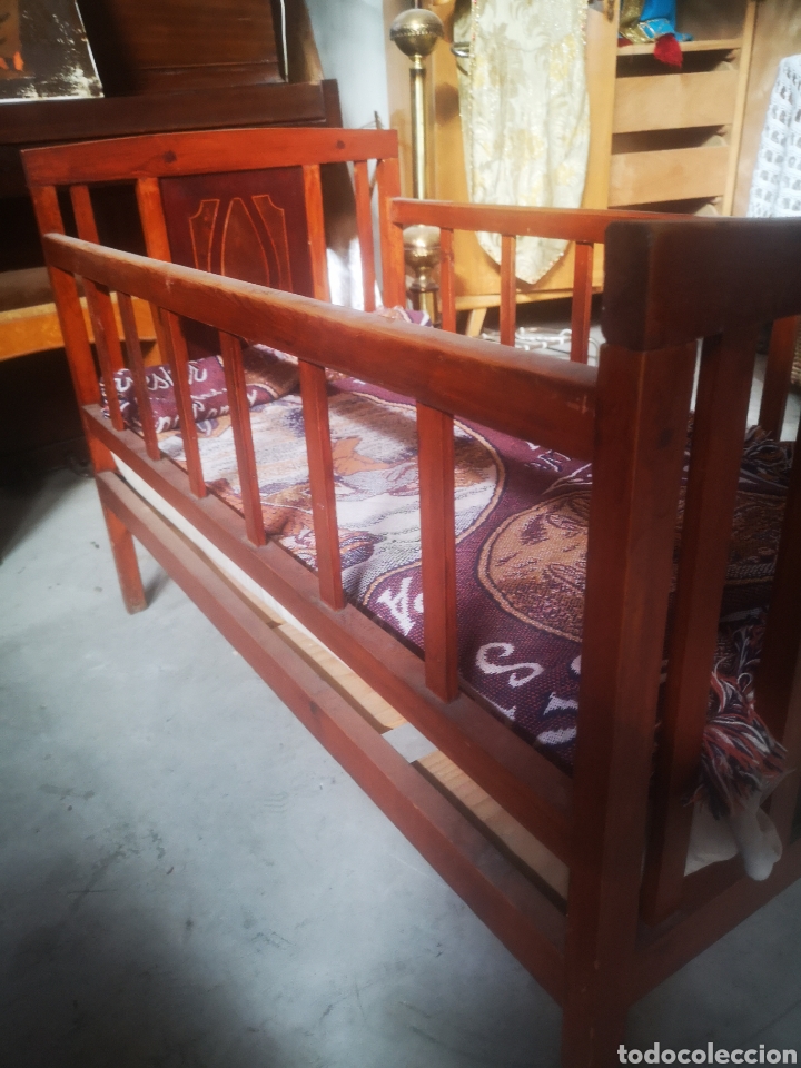 Antig&uuml;edades: Antigua cuna de madera con marqueter&iacute;a - Foto 4