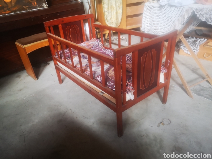Antig&uuml;edades: Antigua cuna de madera con marqueter&iacute;a - Foto 1
