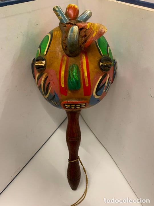 Antiquit&auml;ten: Graciosa maraca que representa una cara... Buen sonido. Mide 26cms altura