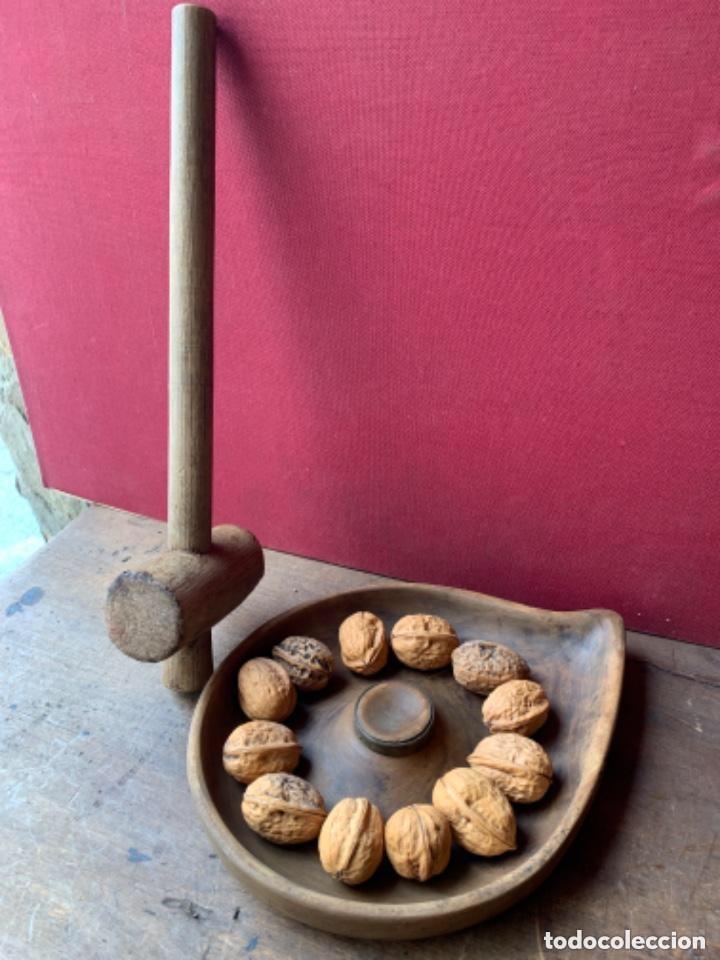 Antig&uuml;edades: CASCANUECES DE MADERA CON MAZA - ANTIGUO - Foto 2