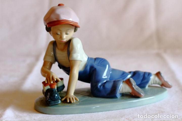Antig&uuml;edades: Lladr&oacute; Ni&ntilde;o jugando con trenecito - Foto 1