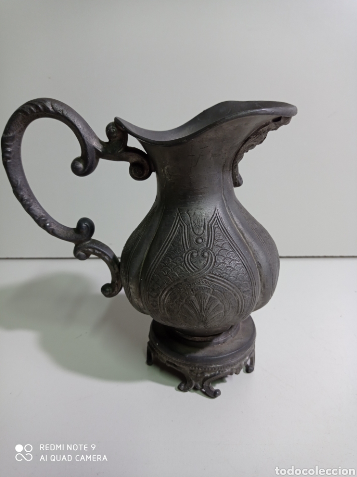 Antiguidades: Bonita jarra de esta&ntilde;o de la marca esta&ntilde;ol con mascar&oacute;n en la boca de servicio. Tallada