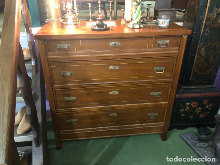 Antig&uuml;edades: C&oacute;moda en madera de cerezo con hilo de metal - Foto 3