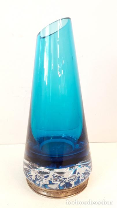 Antig&uuml;edades: Jarr&oacute;n cristal azul con base de plata.