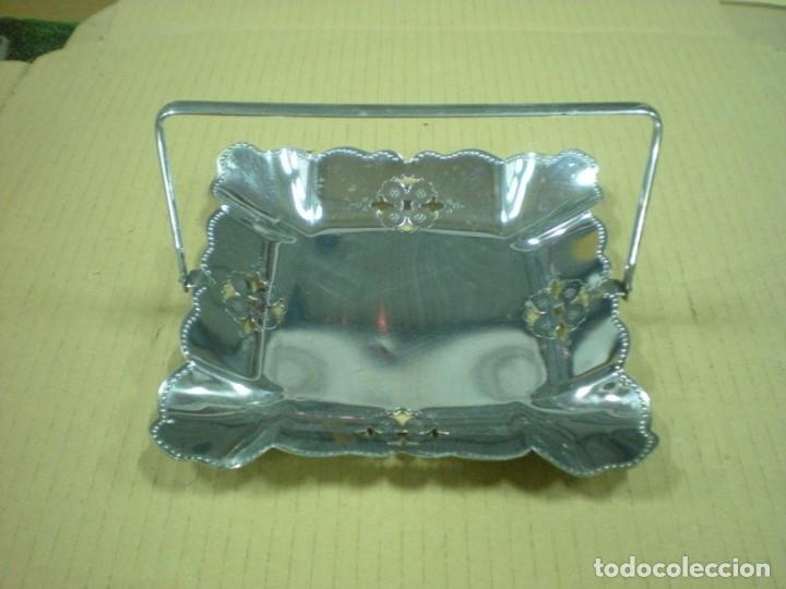 Antiquit&eacute;s: BANDEJA METALICA EN ACERON INOX RECTANGULAR CON ASA PLEGABLE 18,5X18,5CM