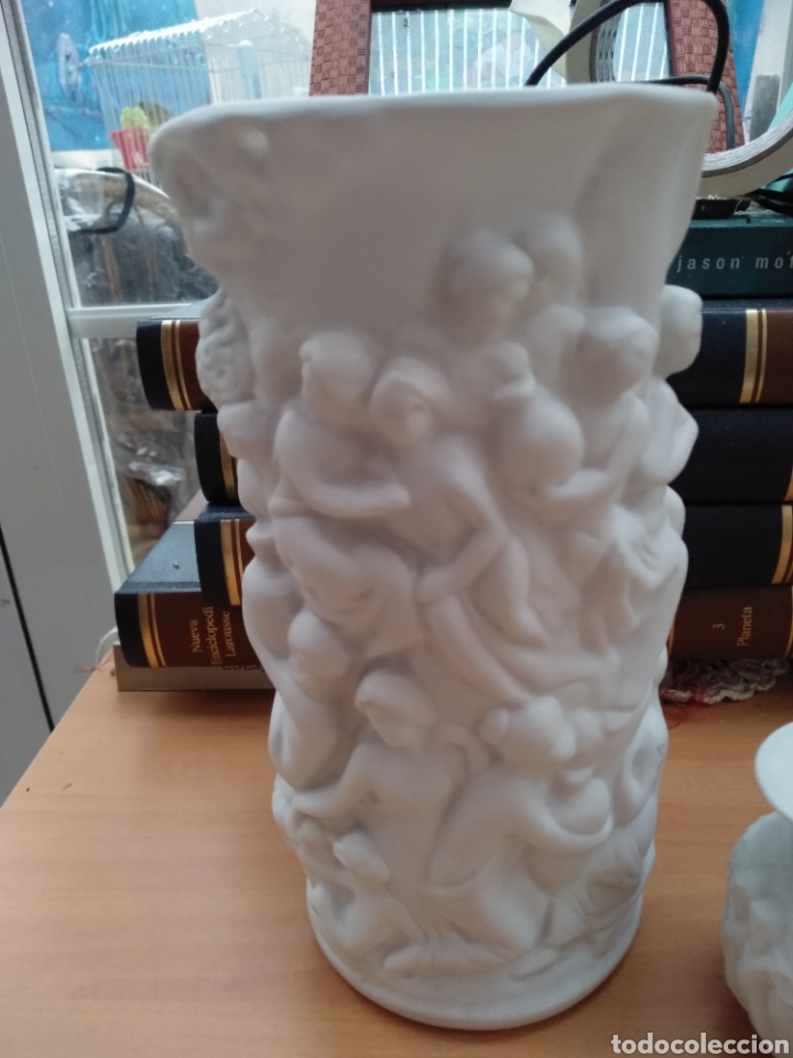 Antig&uuml;edades: Jarrones blancos biscuit con relieve - Foto 2
