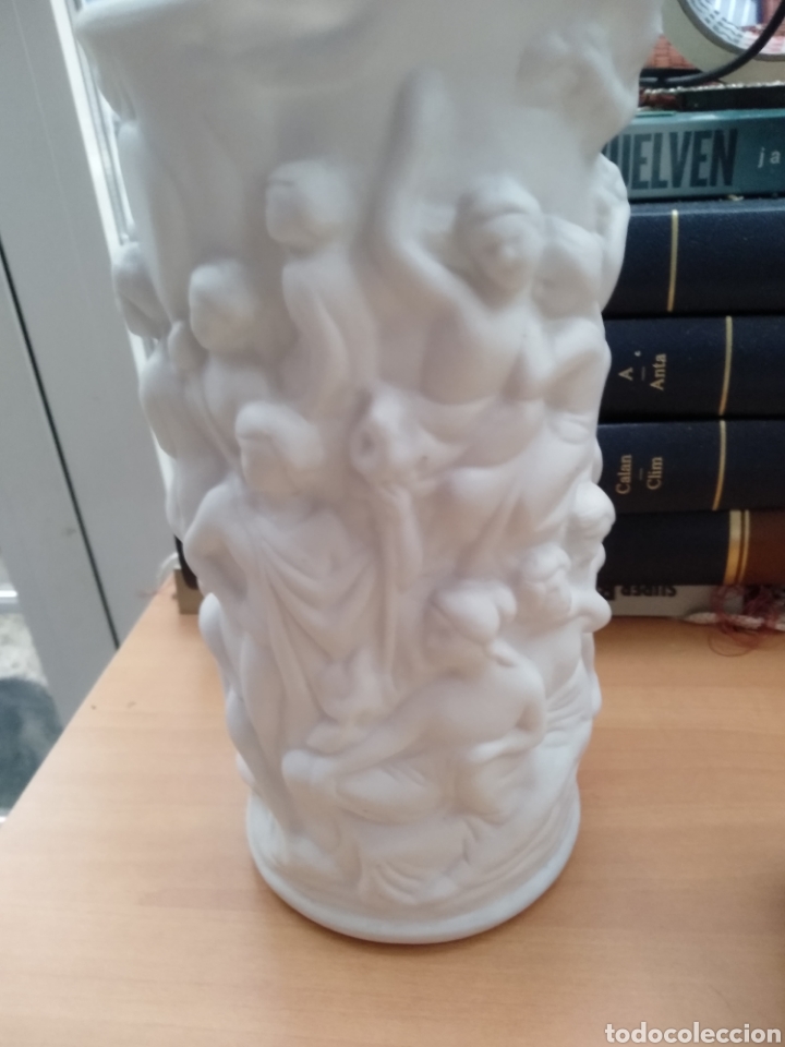 Antig&uuml;edades: Jarrones blancos biscuit con relieve - Foto 3