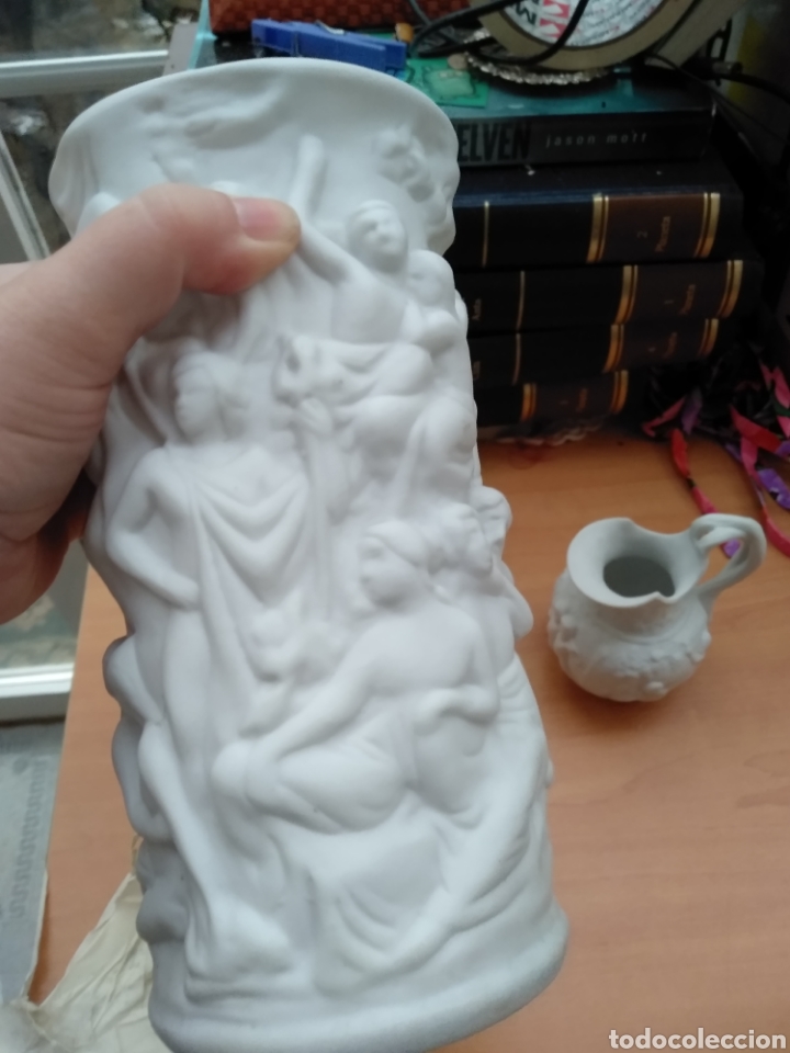 Antig&uuml;edades: Jarrones blancos biscuit con relieve - Foto 4