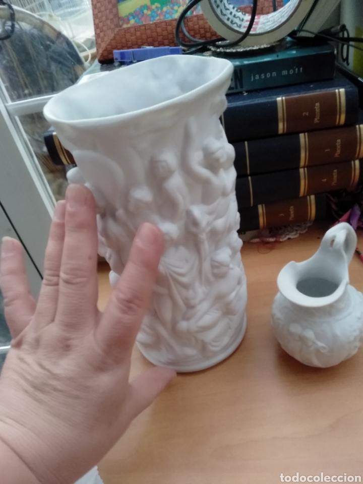 Antig&uuml;edades: Jarrones blancos biscuit con relieve - Foto 6