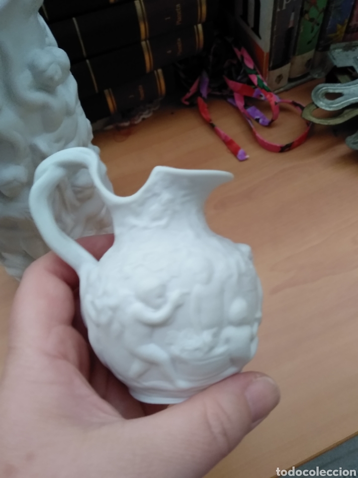 Antig&uuml;edades: Jarrones blancos biscuit con relieve - Foto 8