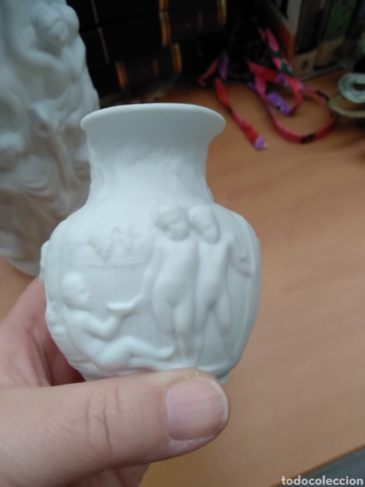 Antig&uuml;edades: Jarrones blancos biscuit con relieve - Foto 9