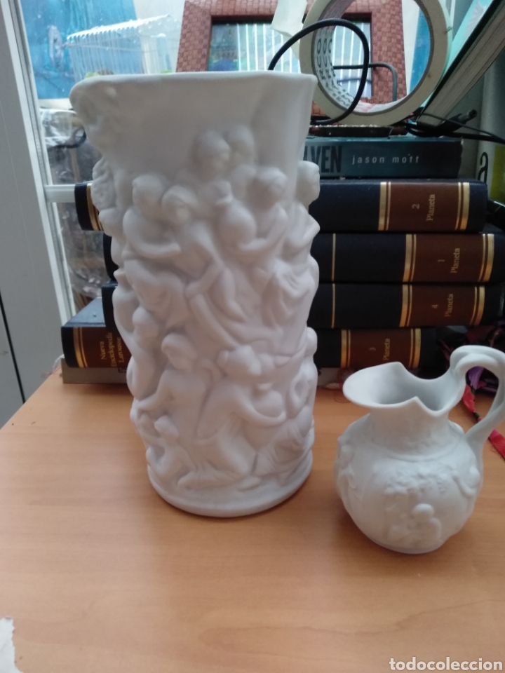 Antig&uuml;edades: Jarrones blancos biscuit con relieve - Foto 1