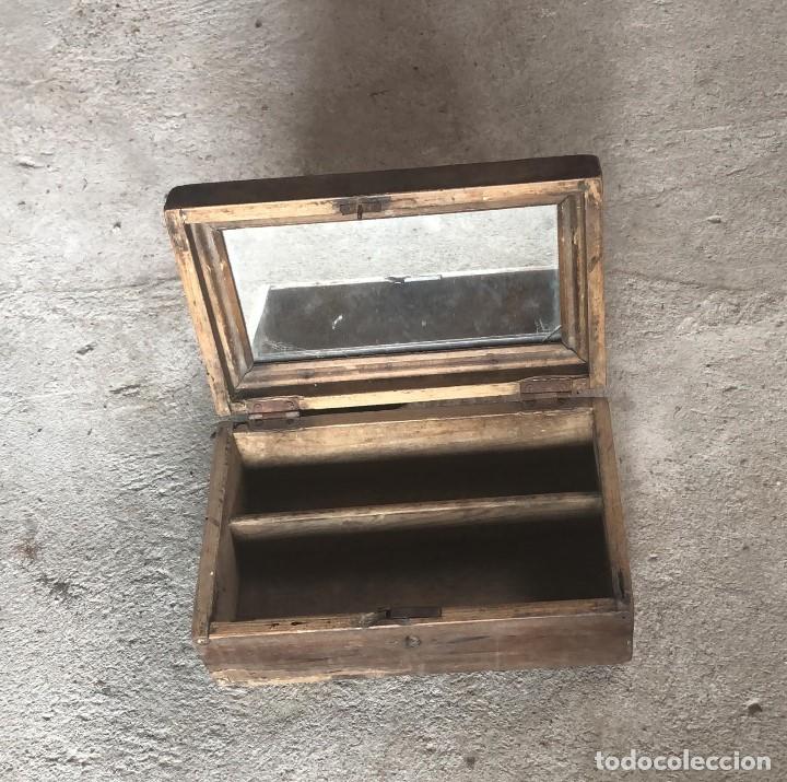Antig&uuml;edades: Antig&uuml;a caja o joyero de madera con cristal en el interior 30 cm