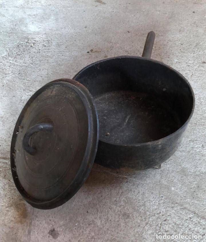 Antiquit&eacute;s: Antigua olla de hierro con patas y su tapadera