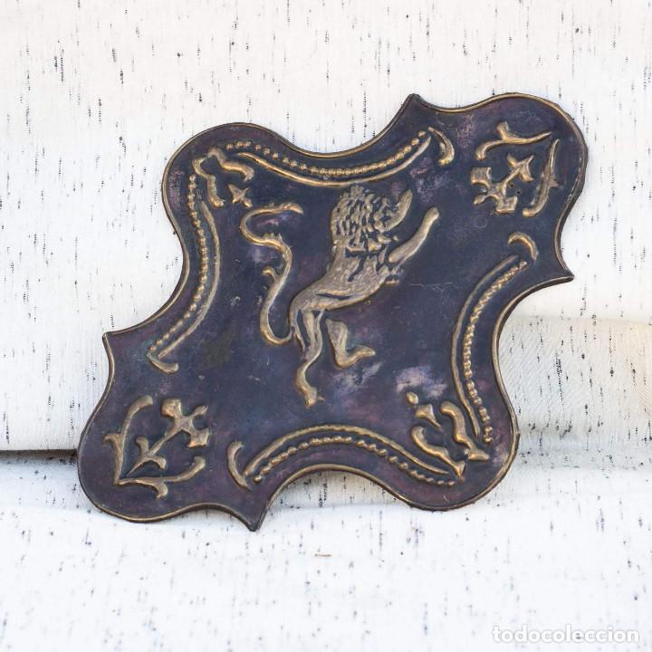 Antig&uuml;edades: Placa bronce leon - Foto 1