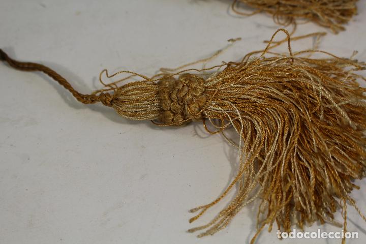 Antig&uuml;edades: 3 borlas de hilo dorado - Foto 3
